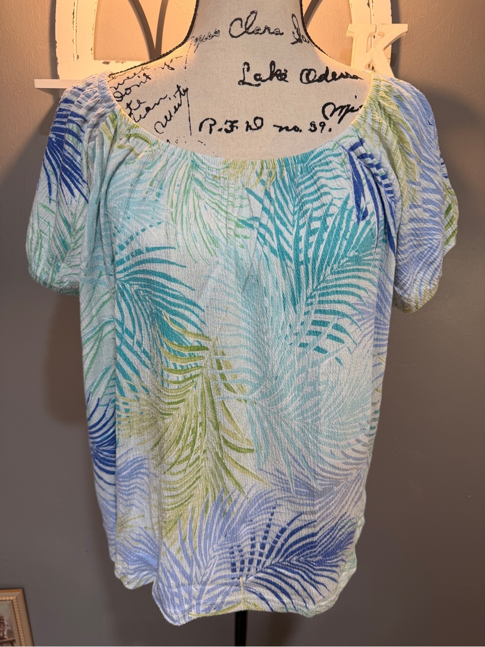 CROFT & BARROW BLUE/AQUA/GREEN TROPICAL PEASANT TOP SZ M